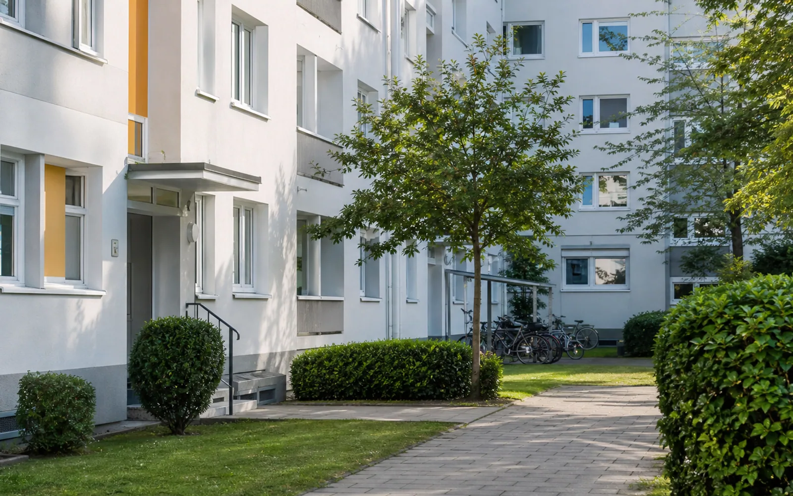Außenpflege und ordentliche Eingangsbereiche durch Hausmeister Dresden